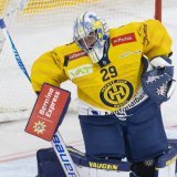 Sandro Aeschlimann n'a encaissé qu'un but face à Bienne, effectuant 31 arrêts au total KEYSTONE/PETER KLAUNZER